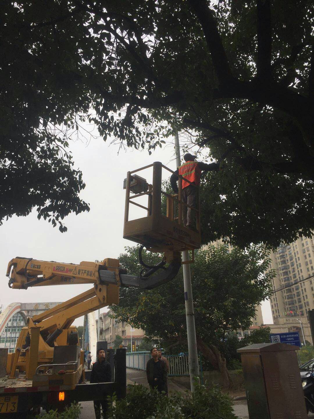 近日，我公司根据南陵县市政园林所通知，组织安排人员车辆协助市政园林所路灯科修剪陵阳路两侧遮挡路灯照明的树枝。此项工作持续了三天，消除了因路灯光照不足带来的夜间通行安全隐患问题，受到沿线居民一致好评。